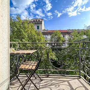 Casa Alberto Da Giussano, Elegante Bilocale In Centro Con Balcone Sul Parco Appartamento